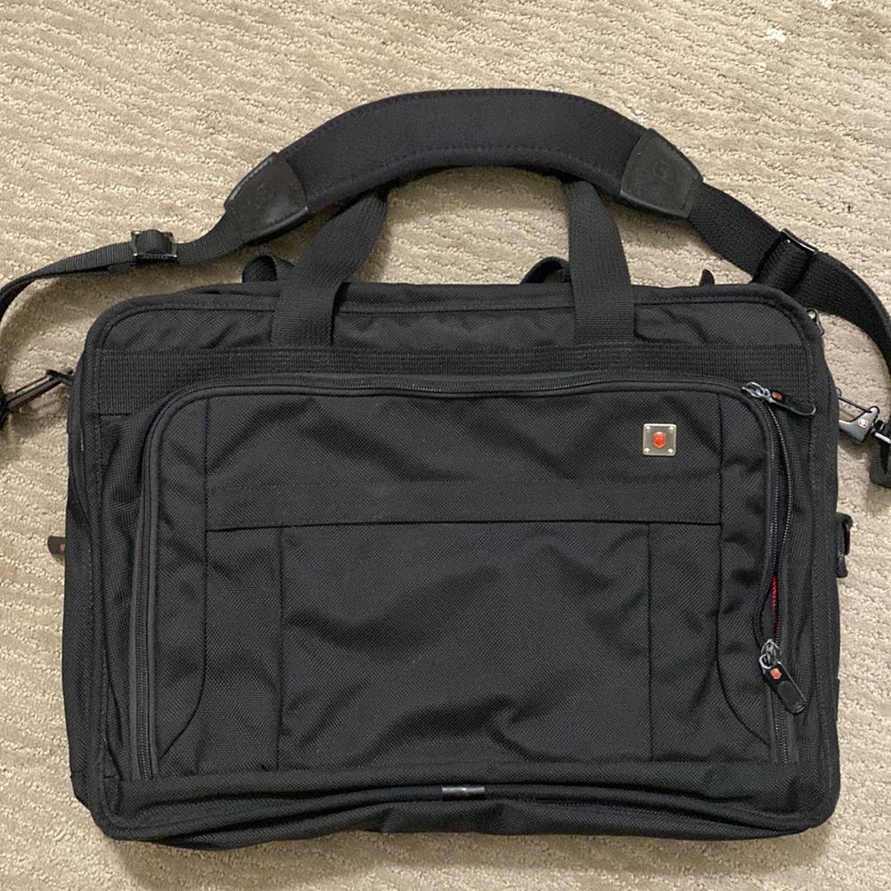 Victorinox messenger bad, black can fit most sizes of laptop, expandable